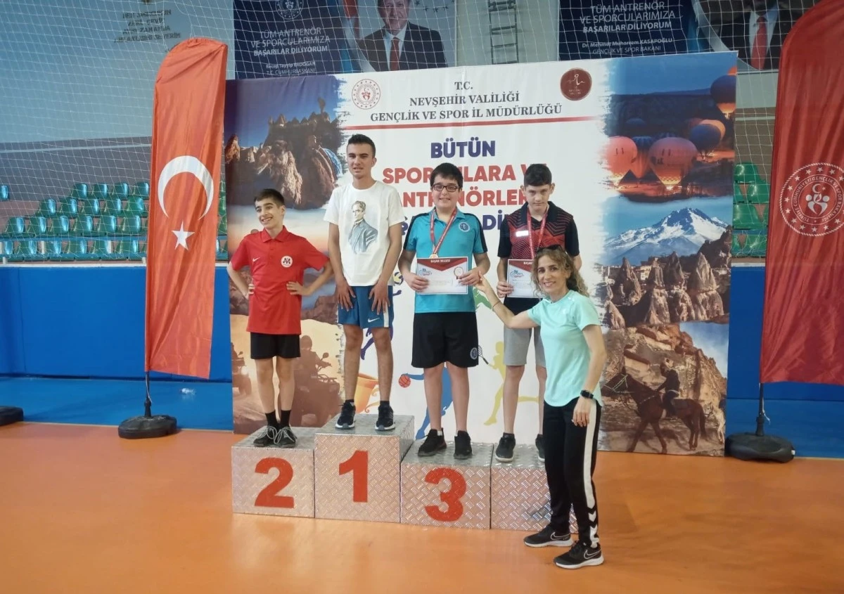 Otizmli gen&ccedil;ler madalya sevin&ccedil;lerini Başkan &Ccedil;er&ccedil;ioğlu ile paylaştı