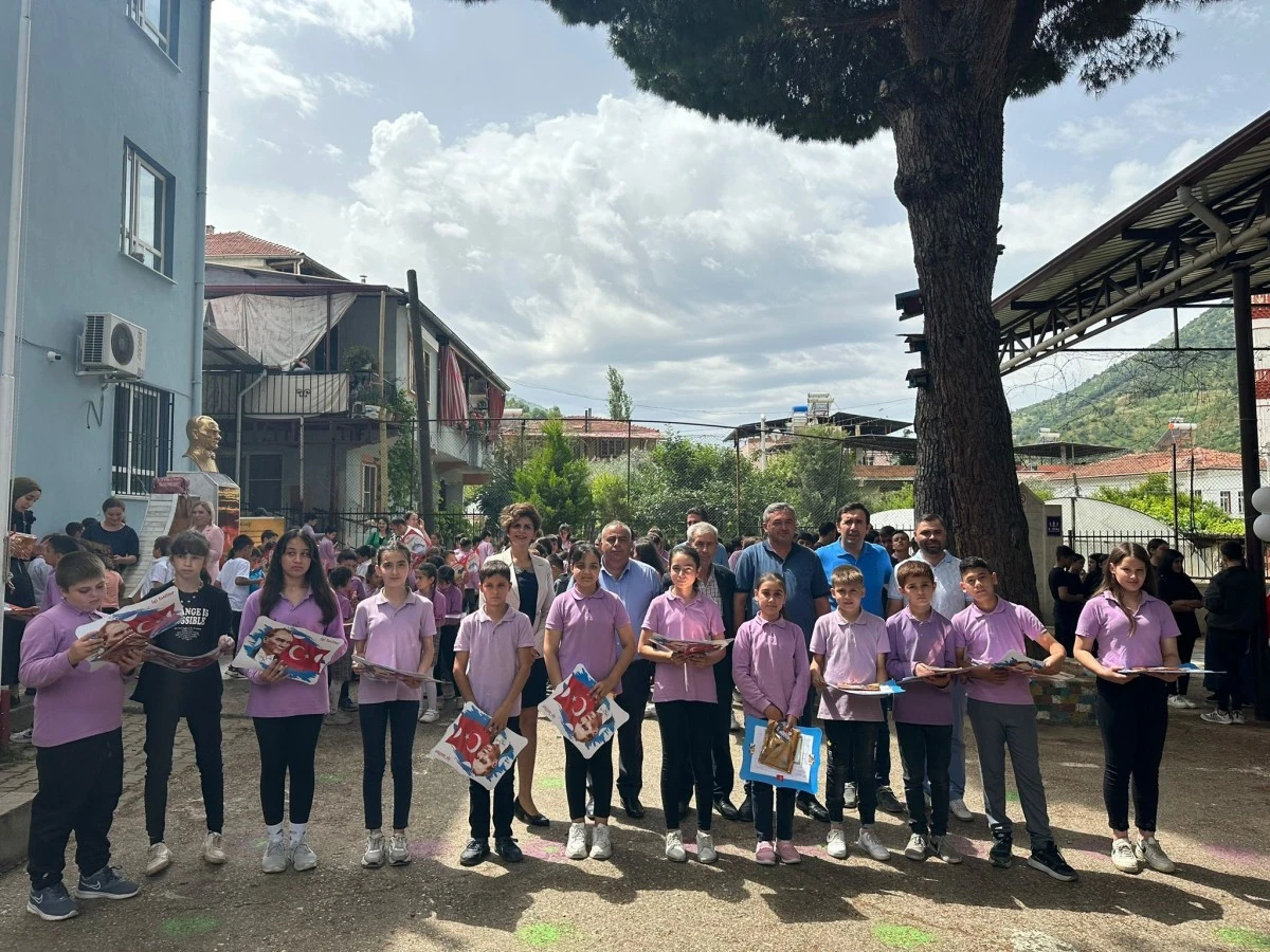 Başkan &Ouml;zcan miniklerin karne sevincine ortak oldu