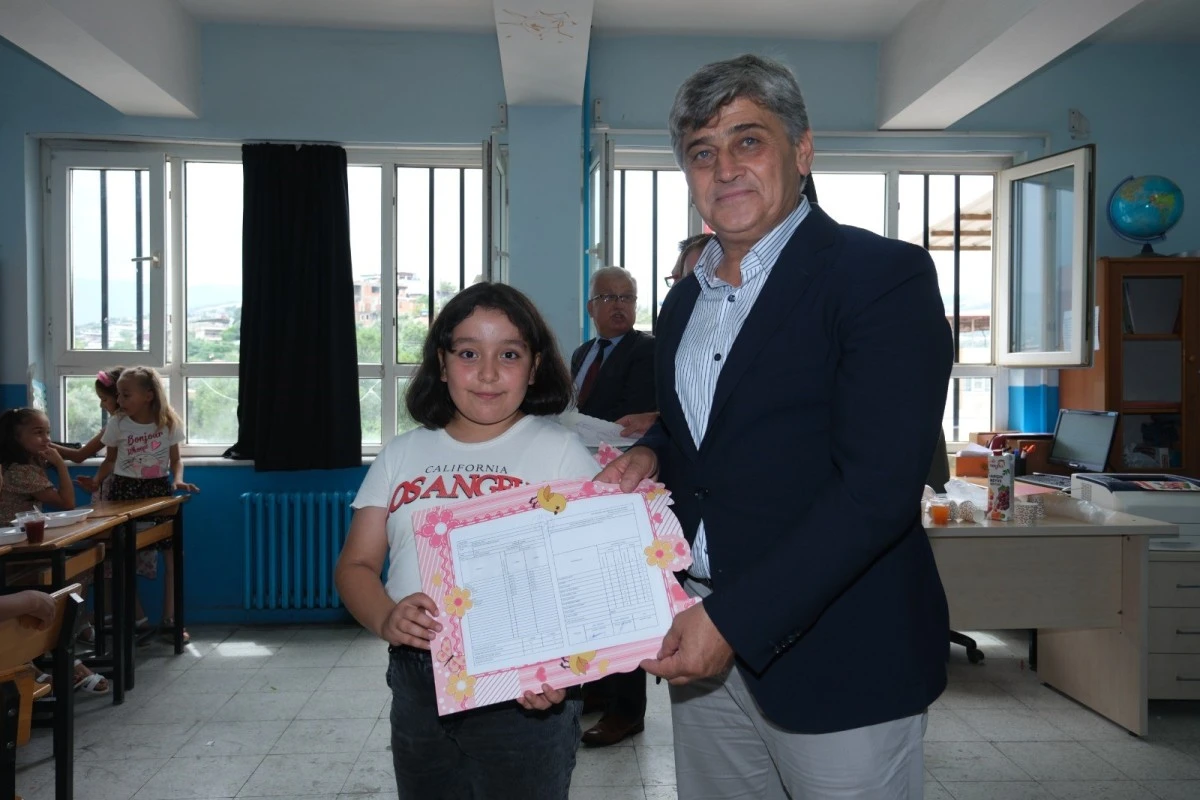Başkan Çömden, öğrencilerin karne sevincini paylaştı