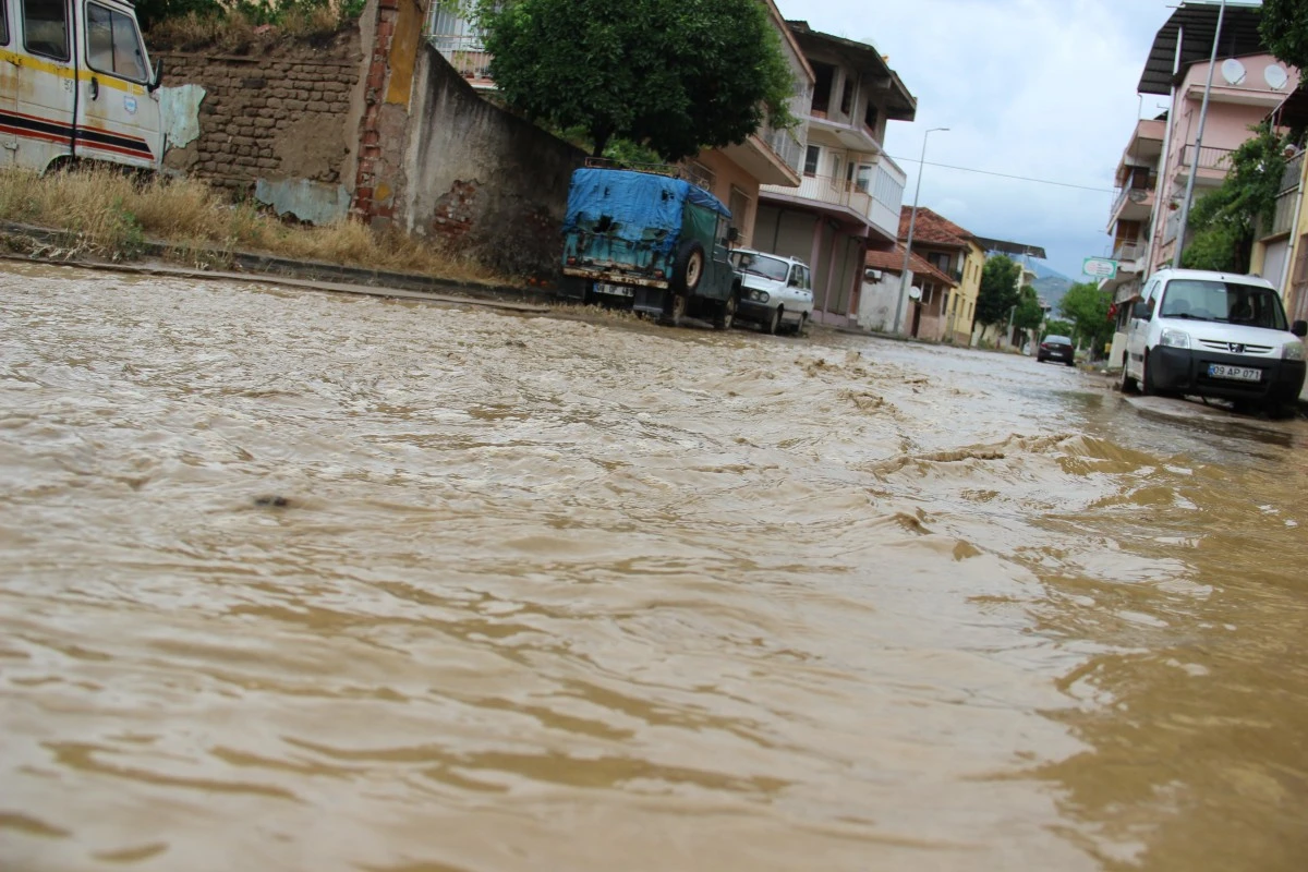 Aydın yağmura teslim oldu, şehir yaz ortasında kışı yaşadı
