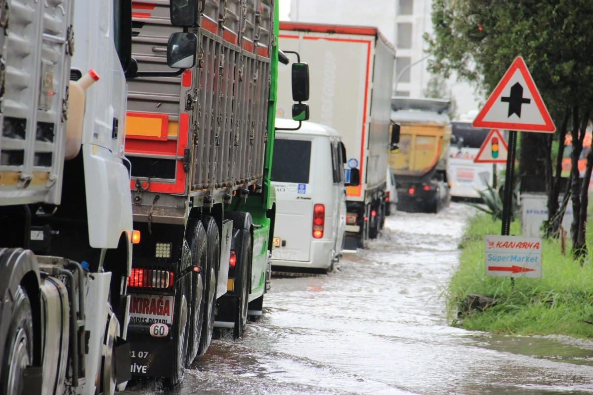 Aydın yağmura teslim oldu, şehir yaz ortasında kışı yaşadı
