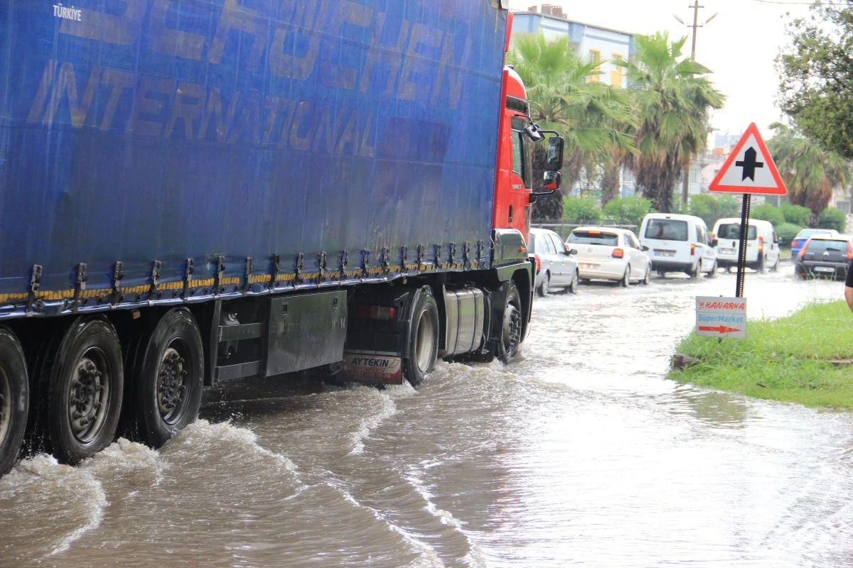 Aydın yağmura teslim oldu, şehir yaz ortasında kışı yaşadı