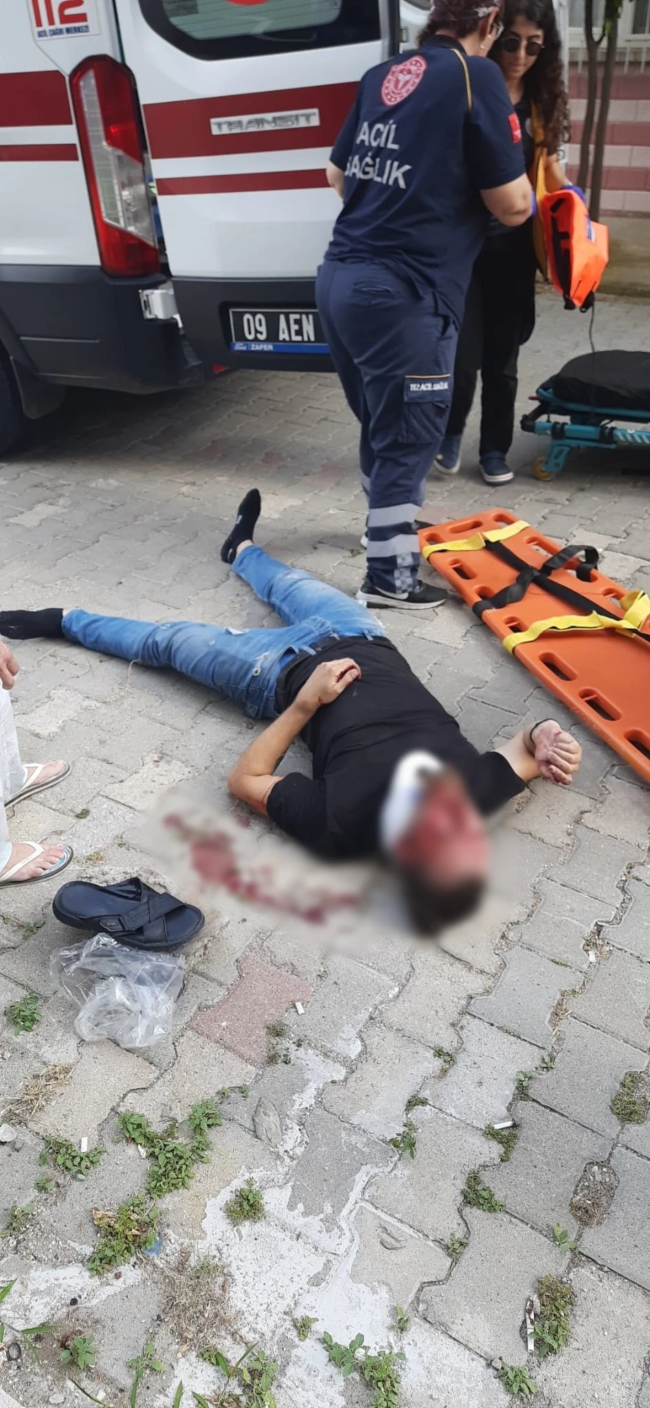 Cam balkon takan işçi, ikinci kattan düştü