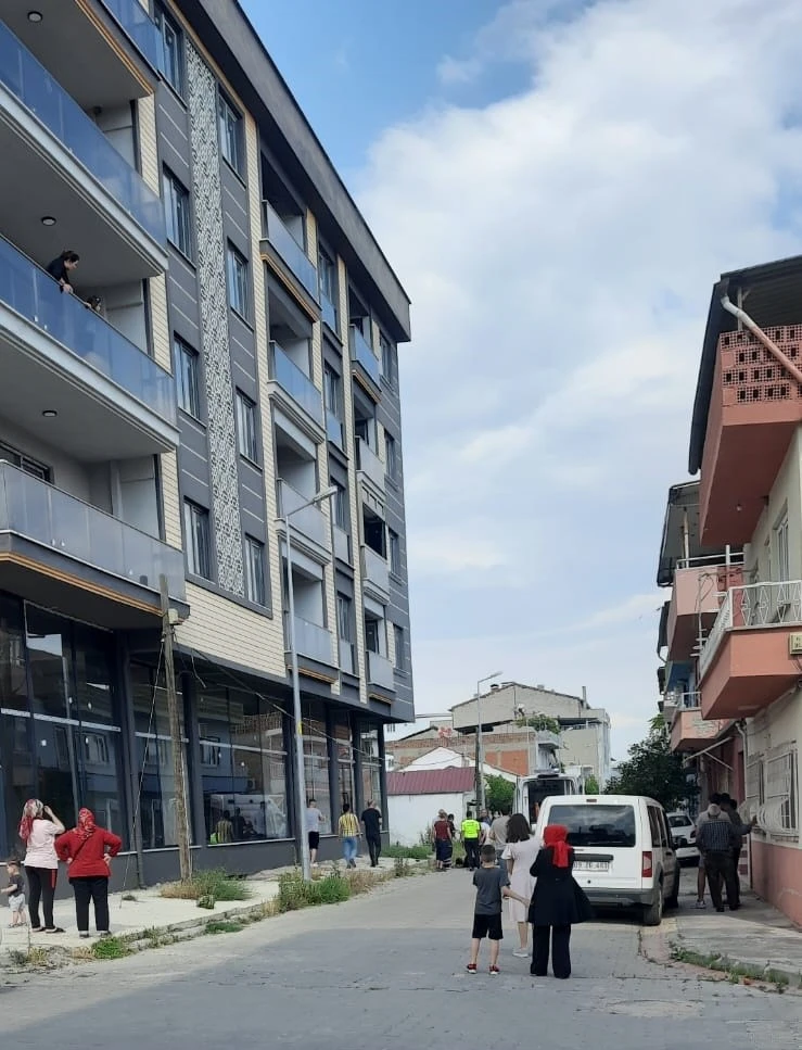 Cam balkon takan işçi, ikinci kattan düştü