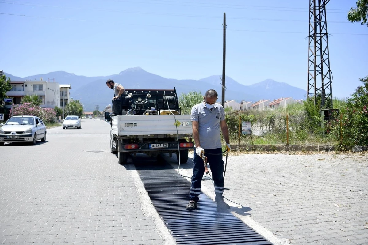Kuşadasi’nda sivrisinek ve haşerelere karşı düzenli ilaçlama sürüyor