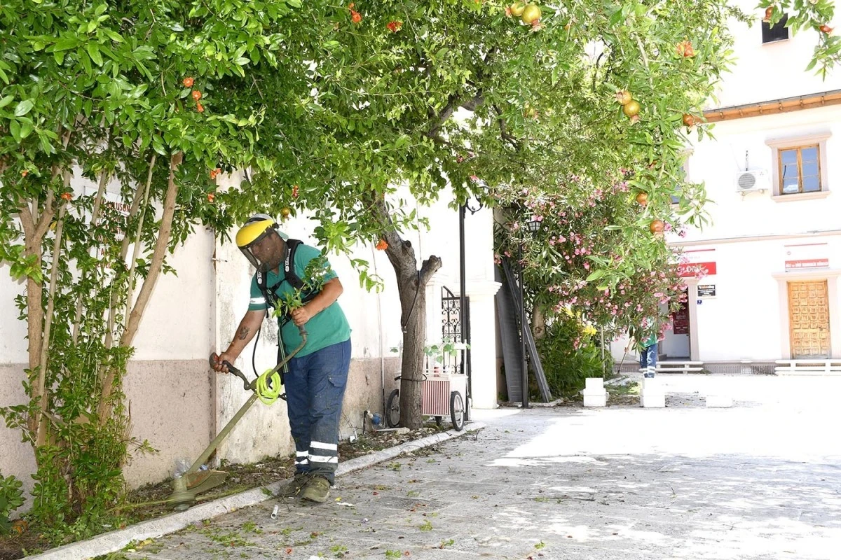 Kuşadası Belediyesi ilçeyi bayrama hazırlıyor