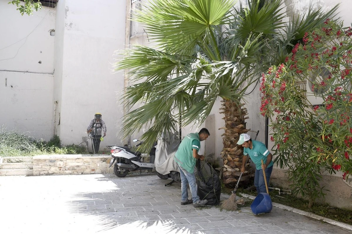 Kuşadası Belediyesi ilçeyi bayrama hazırlıyor