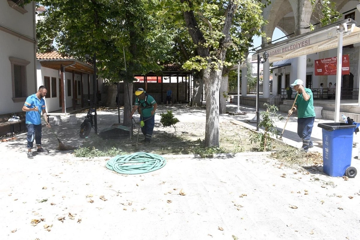 Kuşadası Belediyesi il&ccedil;eyi bayrama hazırlıyor