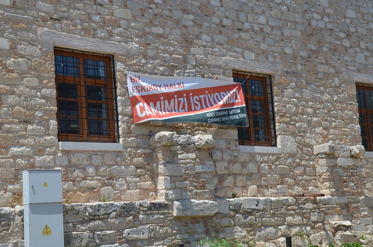 Cami kapalı, mescit g&uuml;venli değil, cemaat tepkili