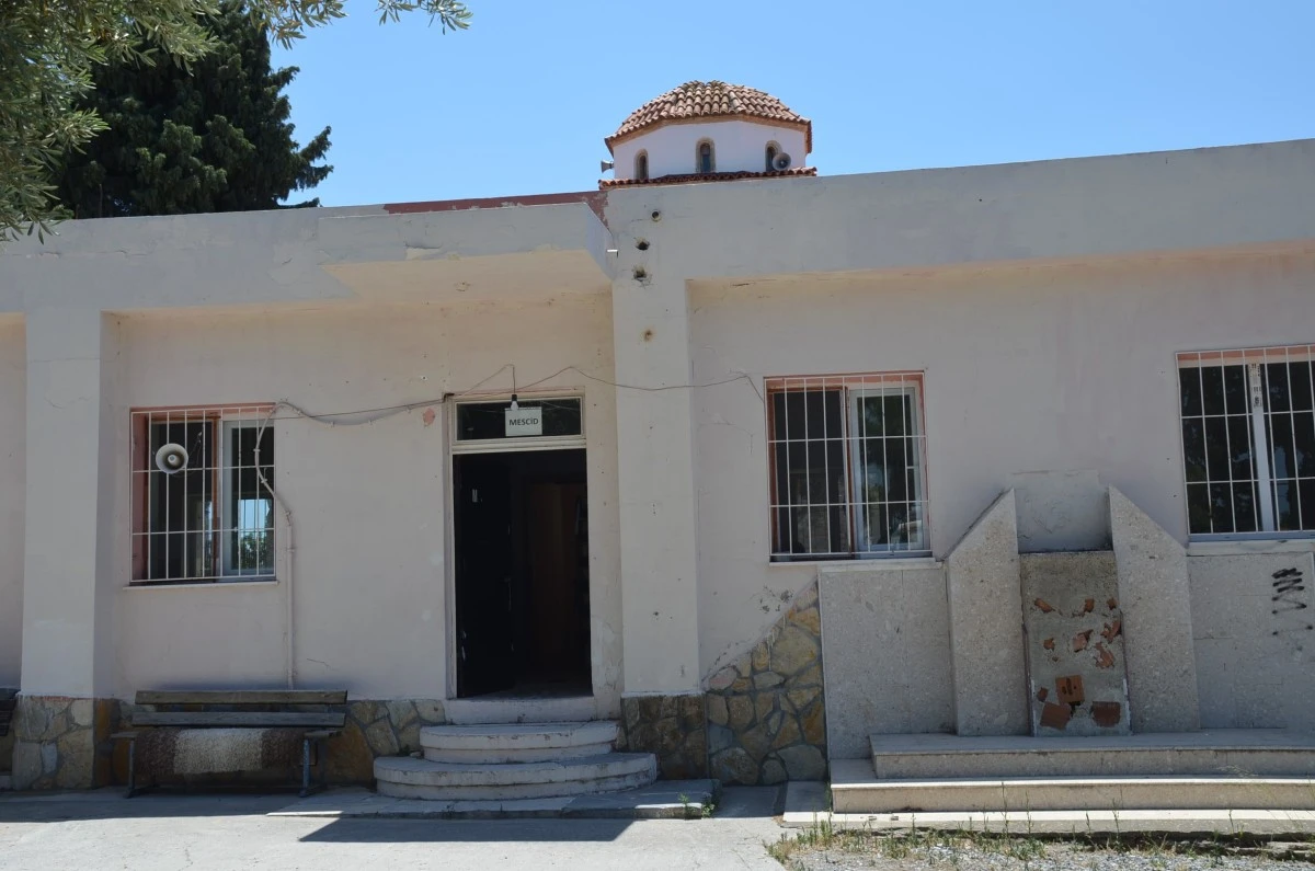 Cami kapalı, mescit güvenli değil, cemaat tepkili