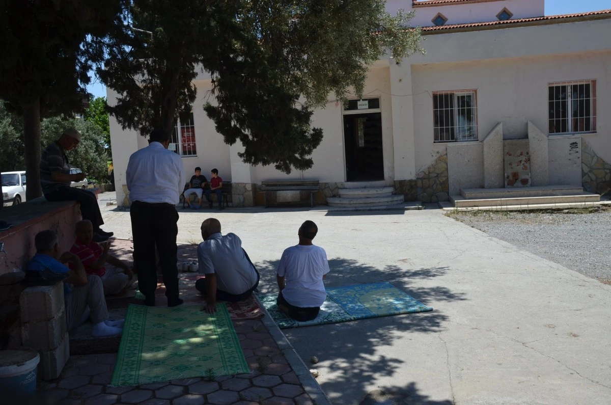 Cami kapalı, mescit güvenli değil, cemaat tepkili