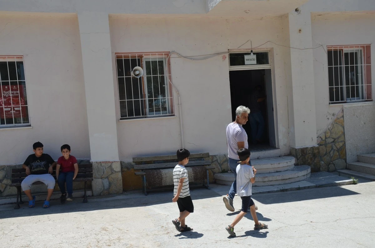 Cami kapalı, mescit güvenli değil, cemaat tepkili