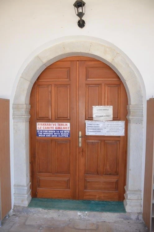 Cami kapalı, mescit güvenli değil, cemaat tepkili