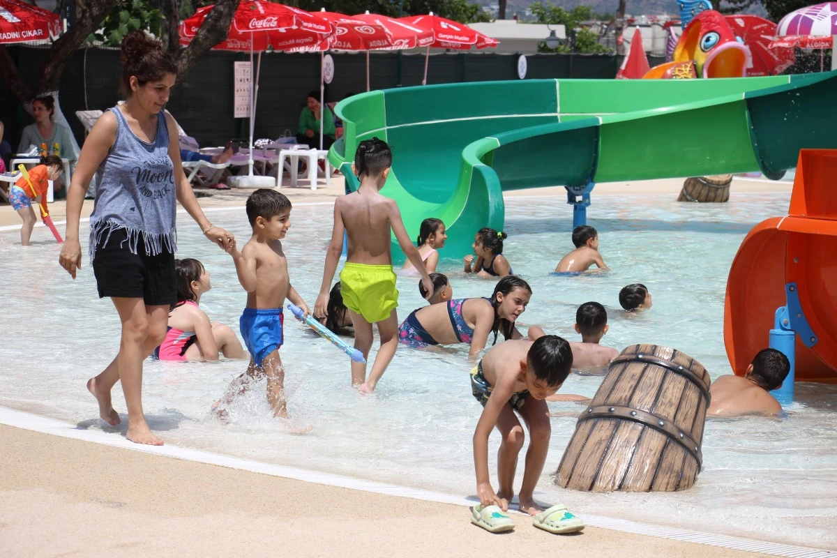 Aydınlı çocuklar Büyükşehir Belediyesi'nin aquaparkı ile serinliyor