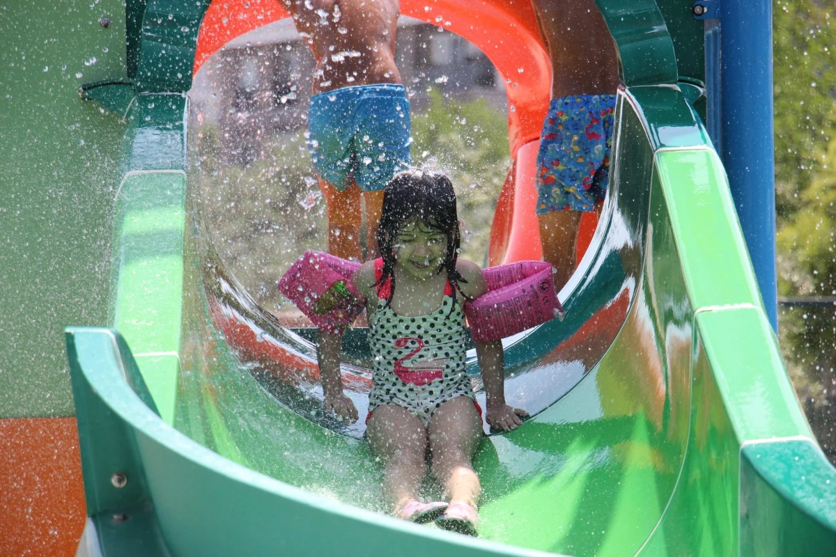 Aydınlı &ccedil;ocuklar B&uuml;y&uuml;kşehir Belediyesi'nin aquaparkı ile serinliyor