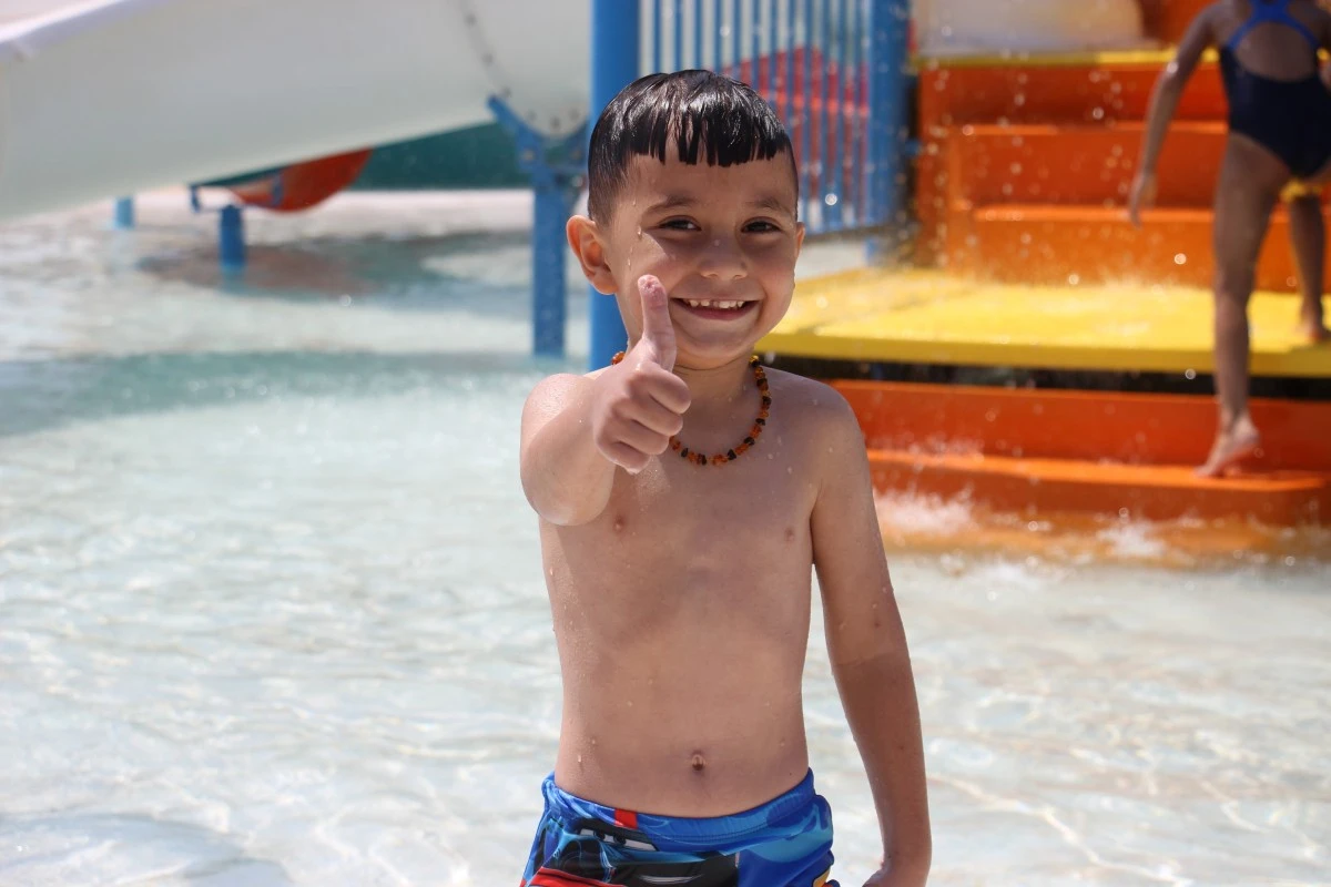 Aydınlı çocuklar Büyükşehir Belediyesi'nin aquaparkı ile serinliyor