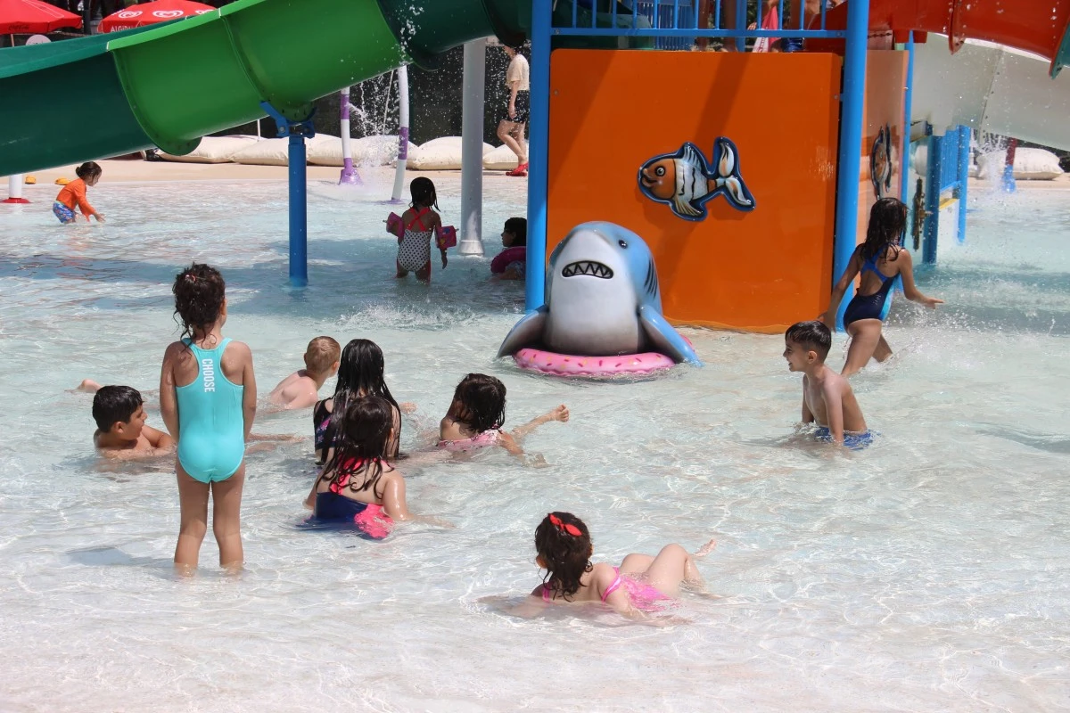 Aydınlı çocuklar Büyükşehir Belediyesi'nin aquaparkı ile serinliyor