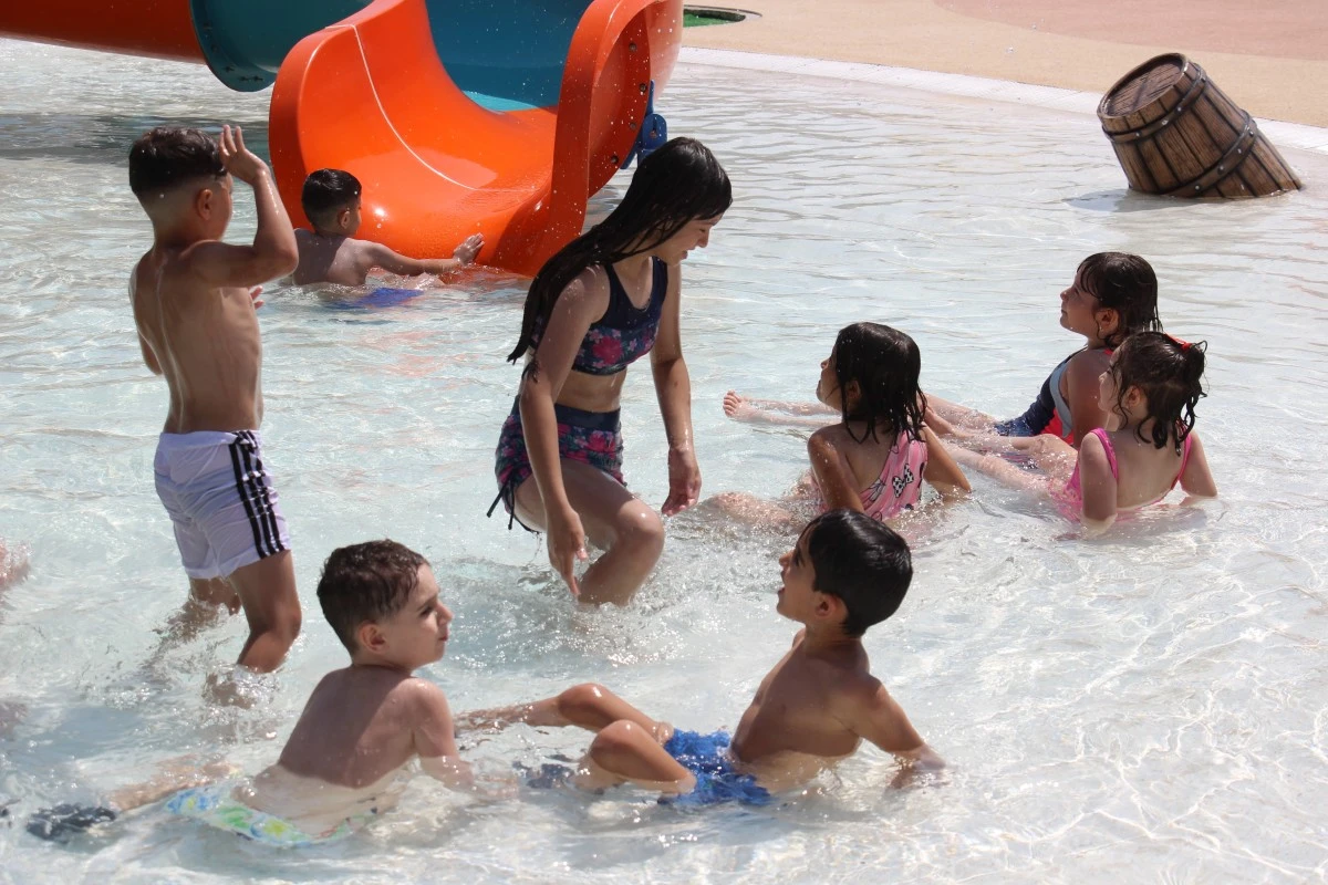 Aydınlı çocuklar Büyükşehir Belediyesi'nin aquaparkı ile serinliyor