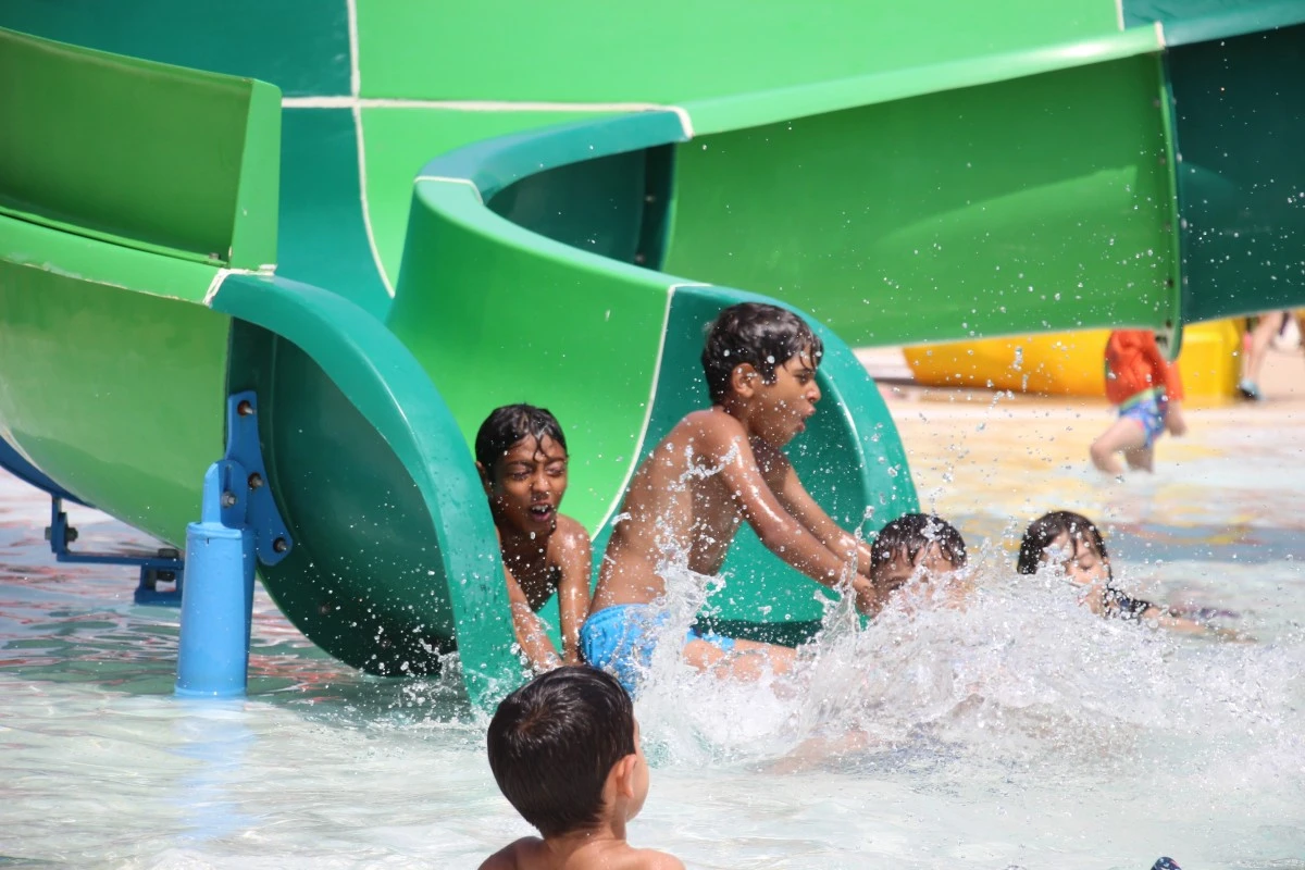 Aydınlı çocuklar Büyükşehir Belediyesi'nin aquaparkı ile serinliyor