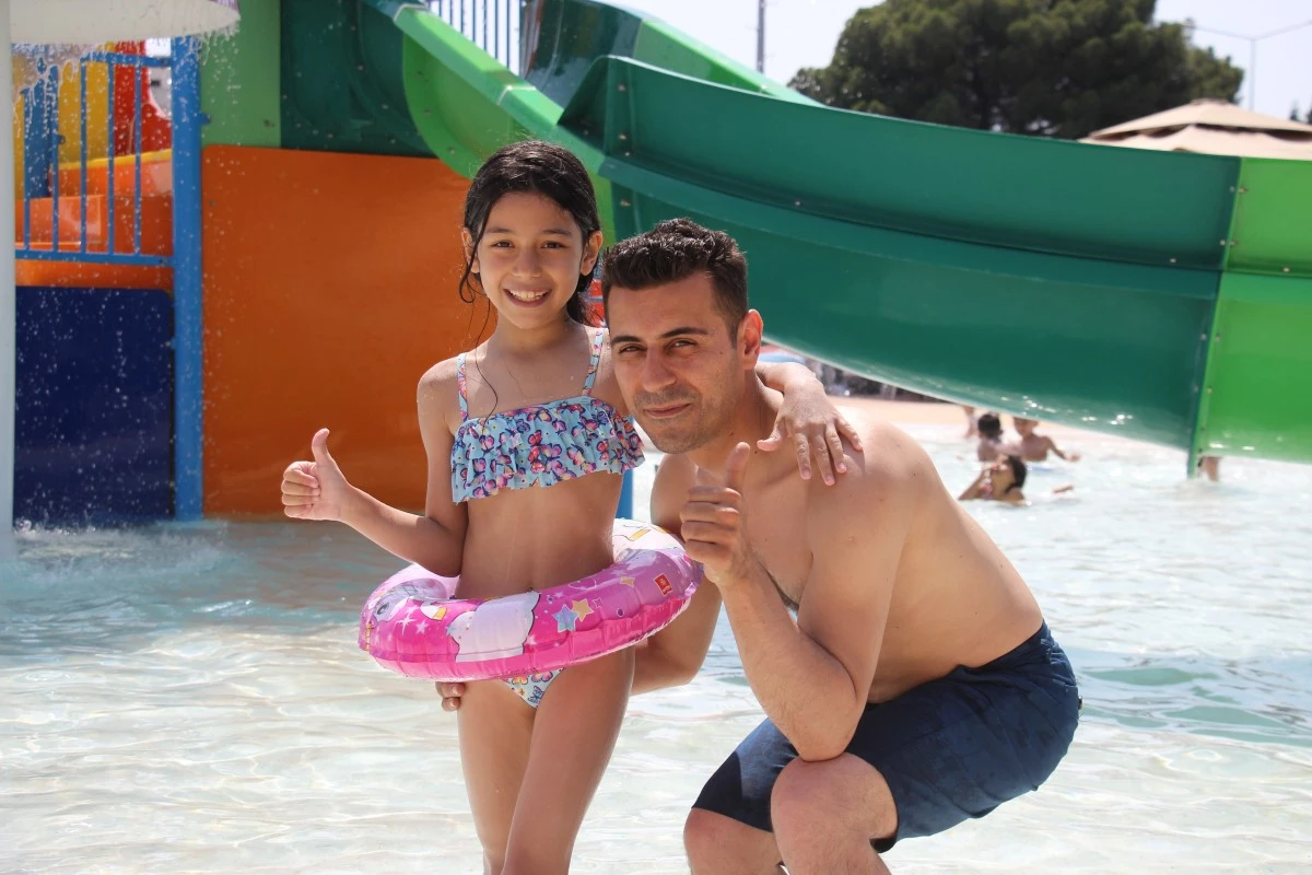 Aydınlı çocuklar Büyükşehir Belediyesi'nin aquaparkı ile serinliyor