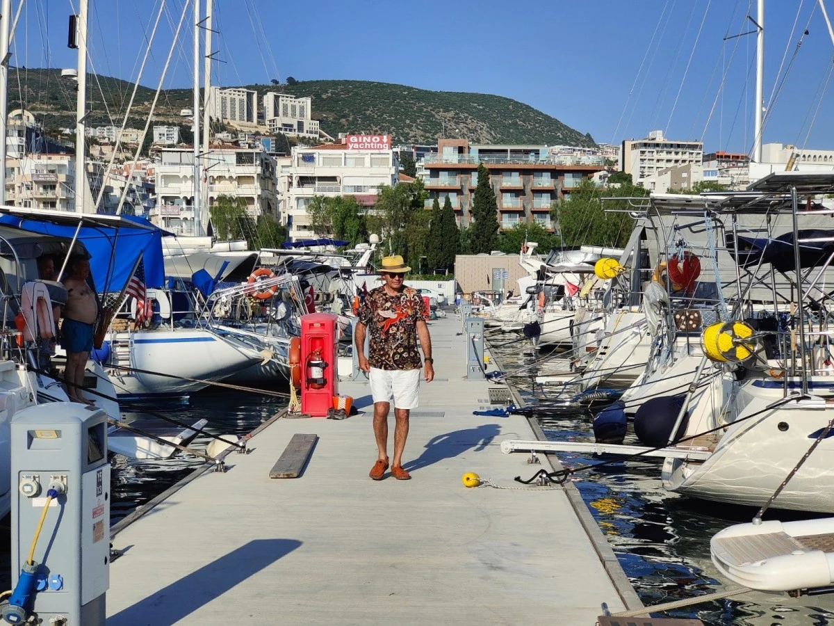 Ayhan Sicimoğlu yelkenlisini Kuşadası’na bağladı