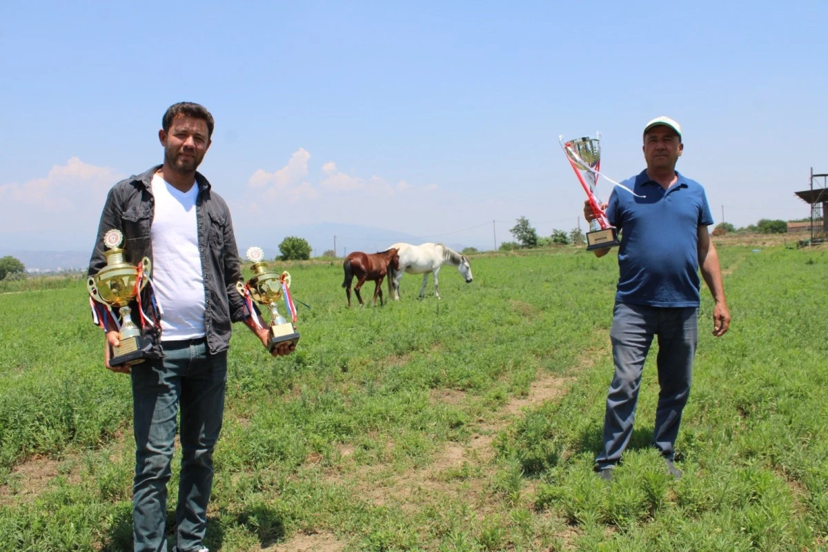 Atalarından devraldığı binlerce yıllık rahvan at geleneğini yaşatıyor