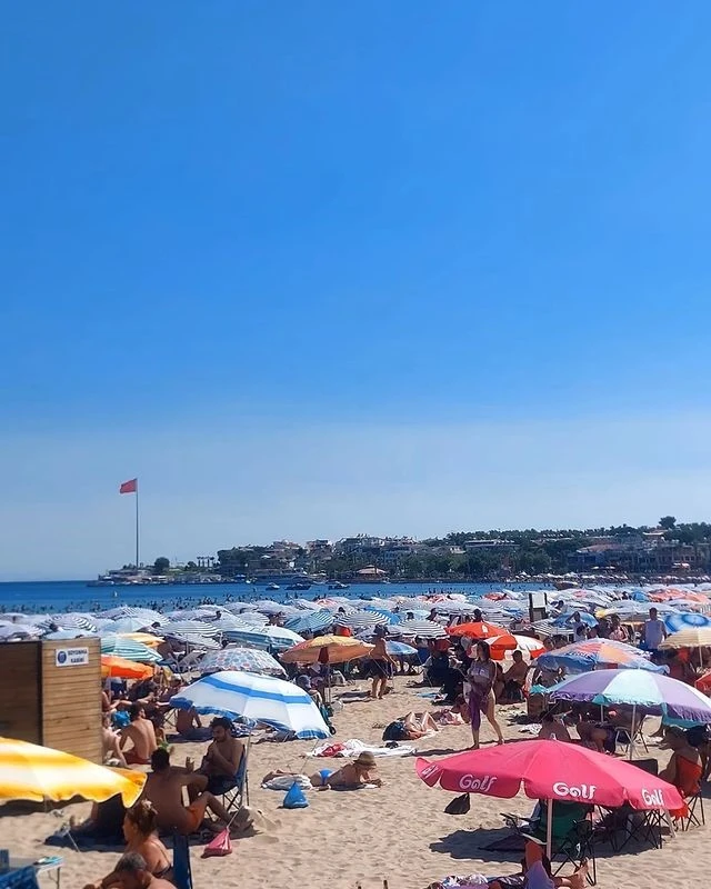 Didim&rsquo;de plajlarda adım atacak yer kalmadı