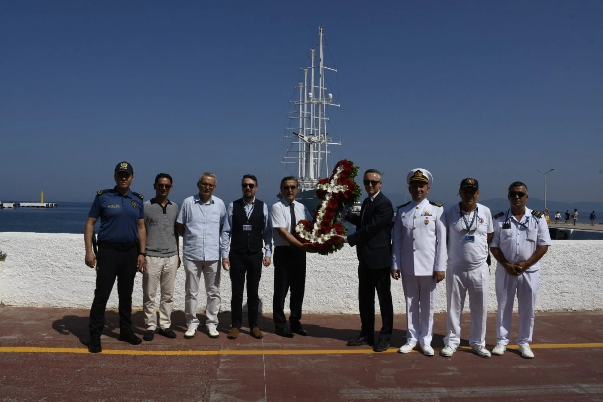 Kuşadası denizine şehitler anısına çiçek bırakıldı