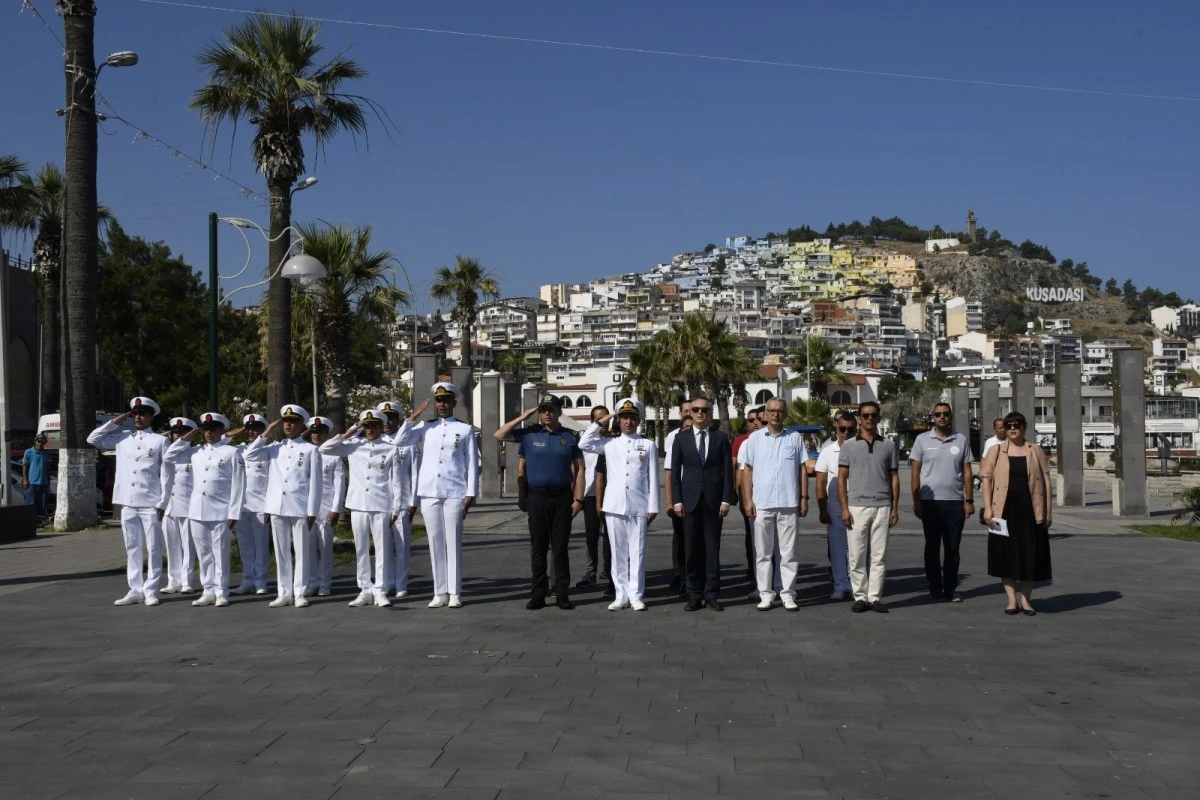 Kuşadası denizine şehitler anısına çiçek bırakıldı