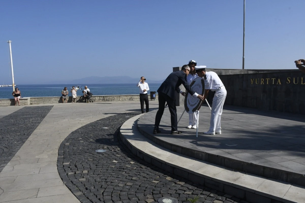 Kuşadası denizine şehitler anısına çiçek bırakıldı