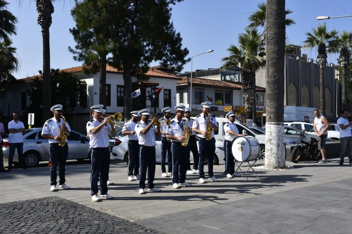 Kuşadası denizine şehitler anısına çiçek bırakıldı