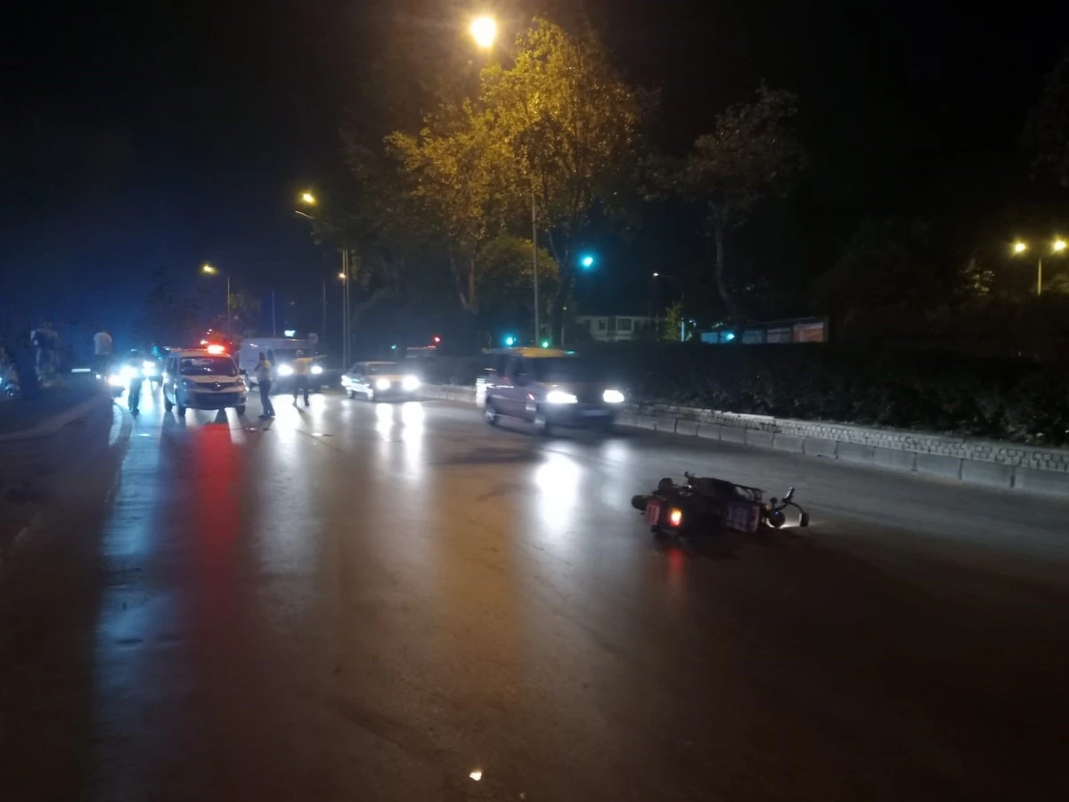 Refüje çarpan sürücü yaralandı