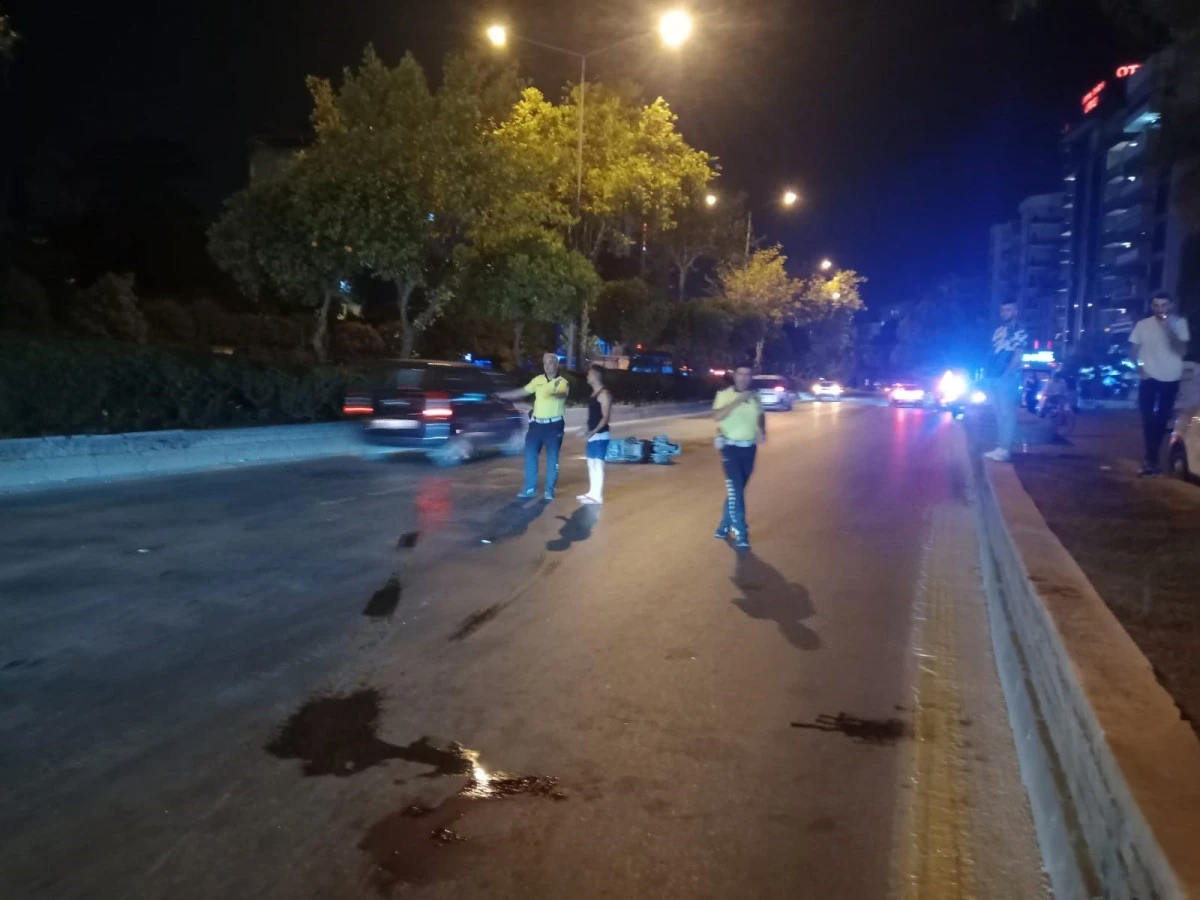 Refüje çarpan sürücü yaralandı