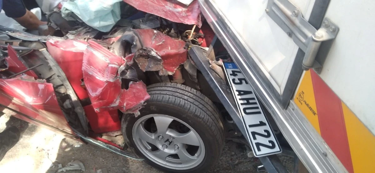 Gaz pedalı takılı kalan otomobil kamyonete çarptı: 2 yaralı