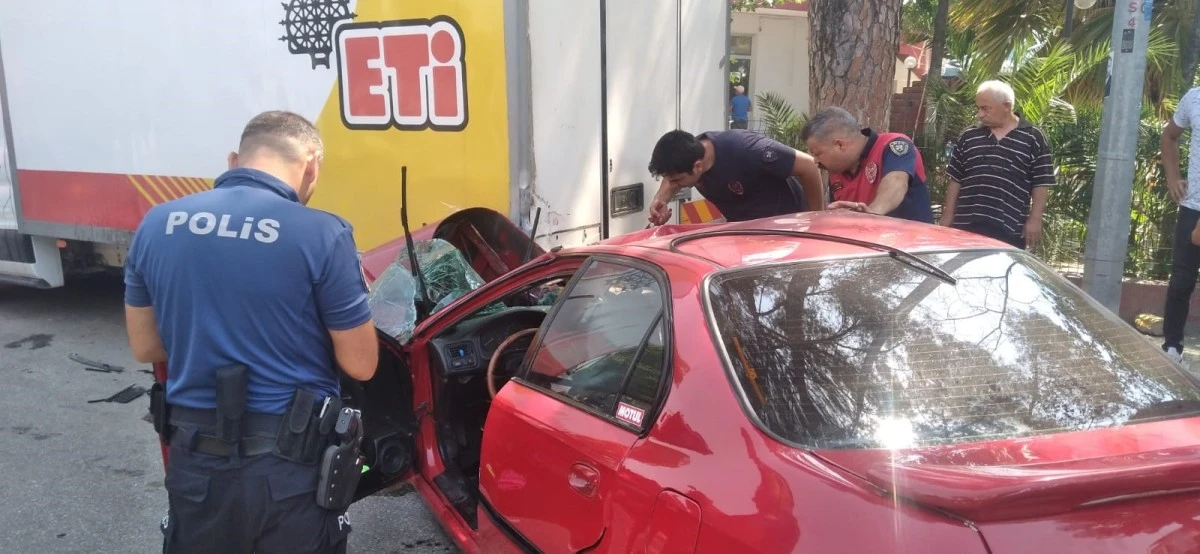 Gaz pedalı takılı kalan otomobil kamyonete çarptı: 2 yaralı