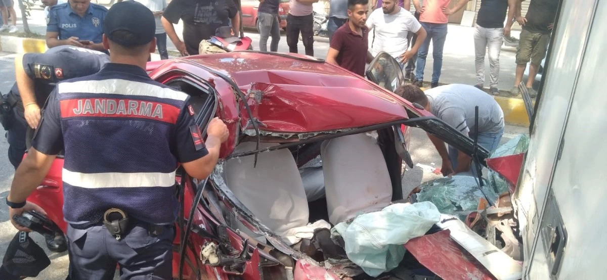 Gaz pedalı takılı kalan otomobil kamyonete çarptı: 2 yaralı