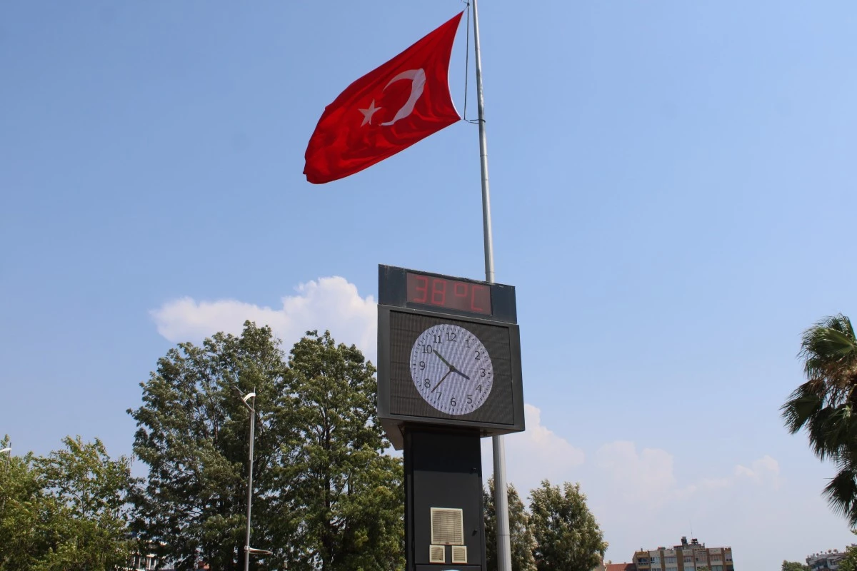 Aydın’da termometreler 38’i gösterdi, vatandaşlar gölgeye sığındı