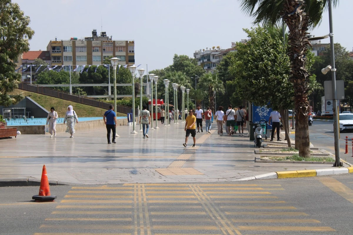 Aydın’da termometreler 38’i gösterdi, vatandaşlar gölgeye sığındı