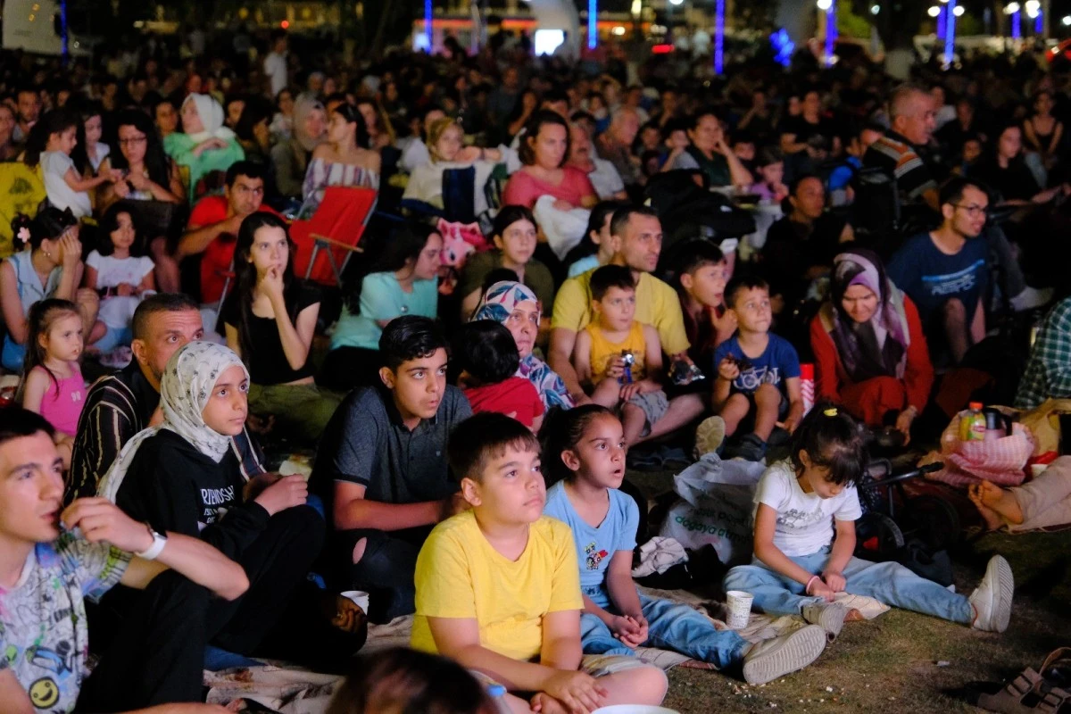 Tekstil Park'taki sinema geceleri yoğun ilgi görüyor