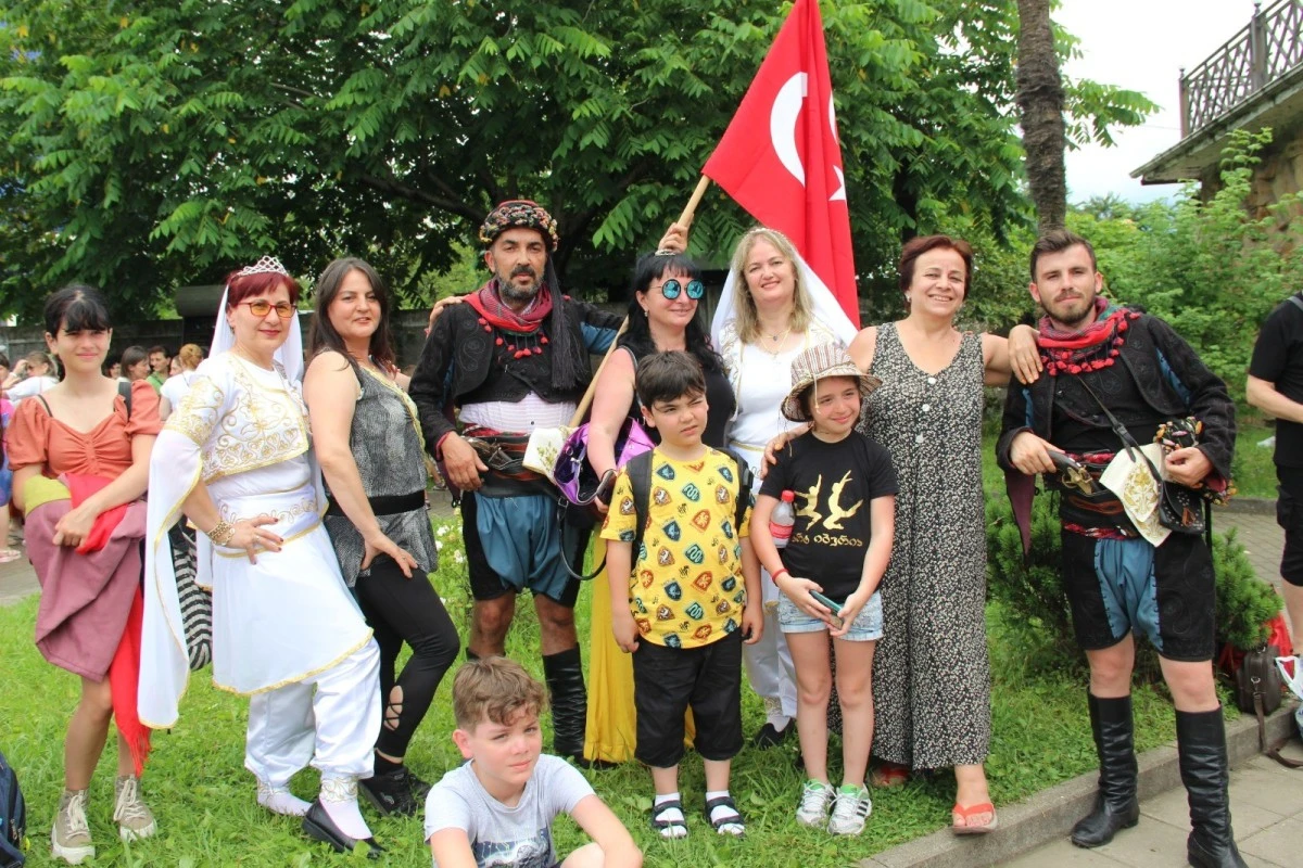 Gürcistan’daki festivalde Nazilli Halk Dansları Topluluğu dikkat çekti