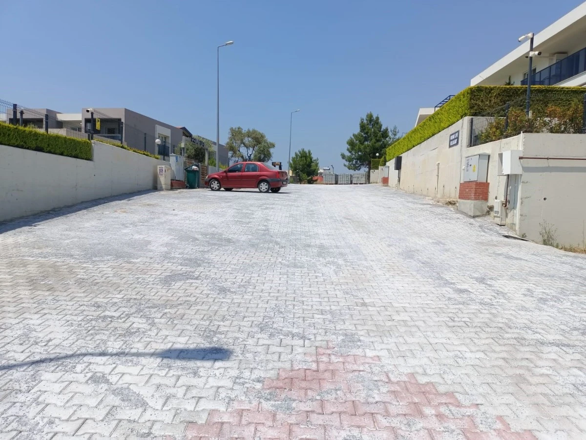 Kuşadası Belediyesi, yolları yeniliyor