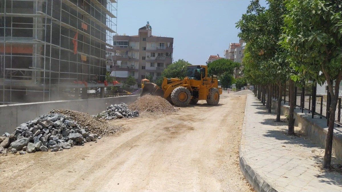 Kuşadası Belediyesi, yolları yeniliyor