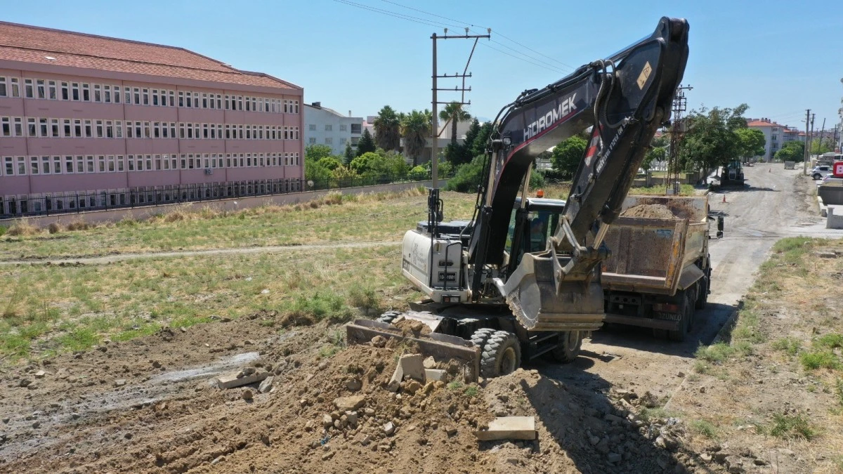 Aydın Büyükşehir Belediyesi Söke'de yol yapım çalışmalarına devam ediyor