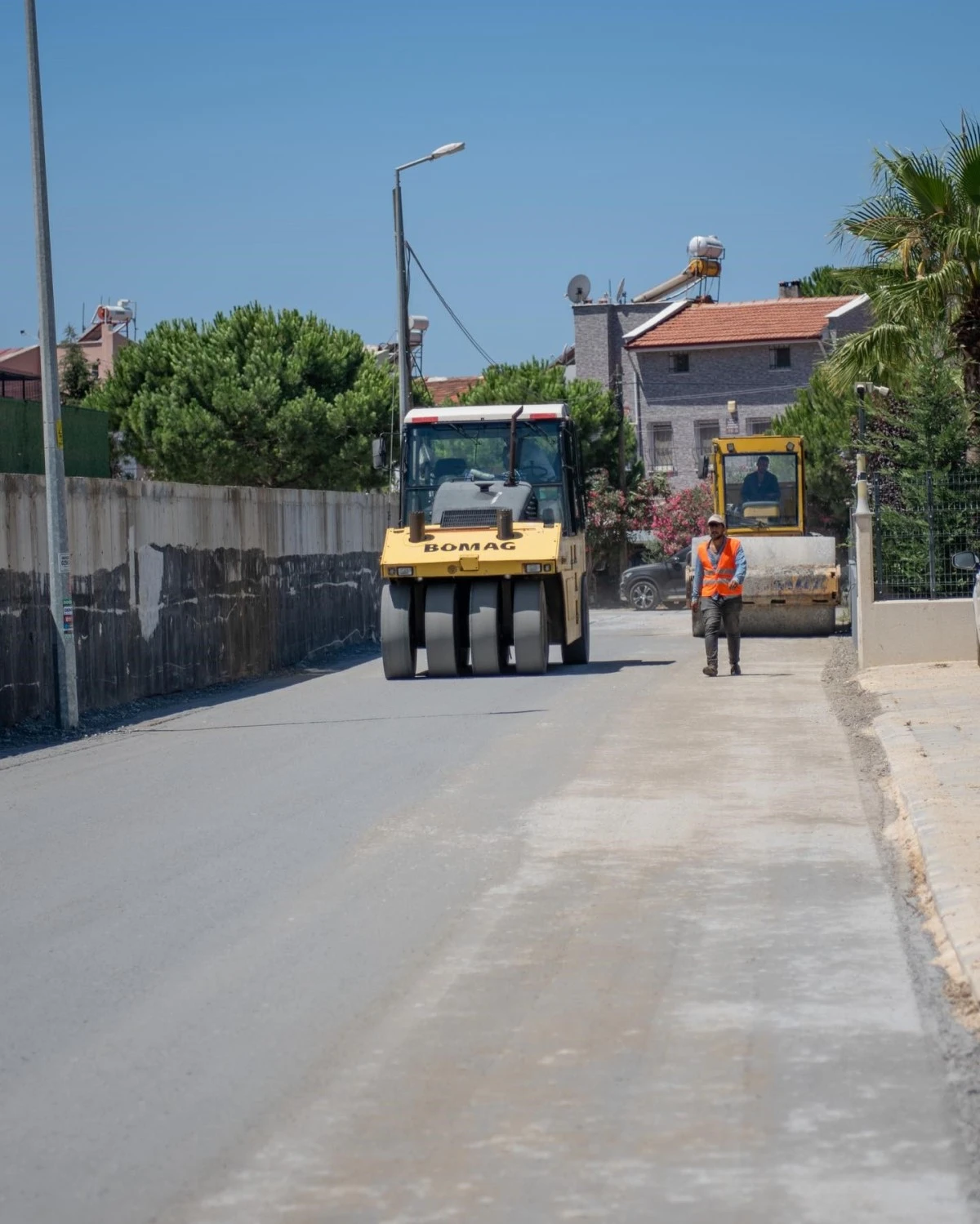 Kuşadası&rsquo;nda Karaova ve Soğucak Mahalleleri'nde yollar yenilendi
