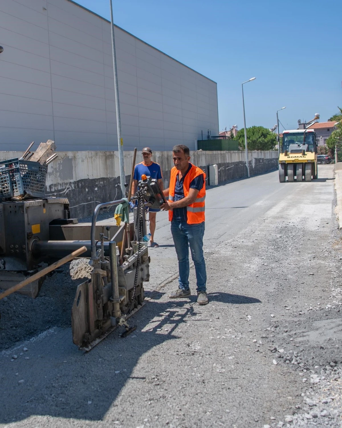 Kuşadası’nda Karaova ve Soğucak Mahalleleri'nde yollar yenilendi