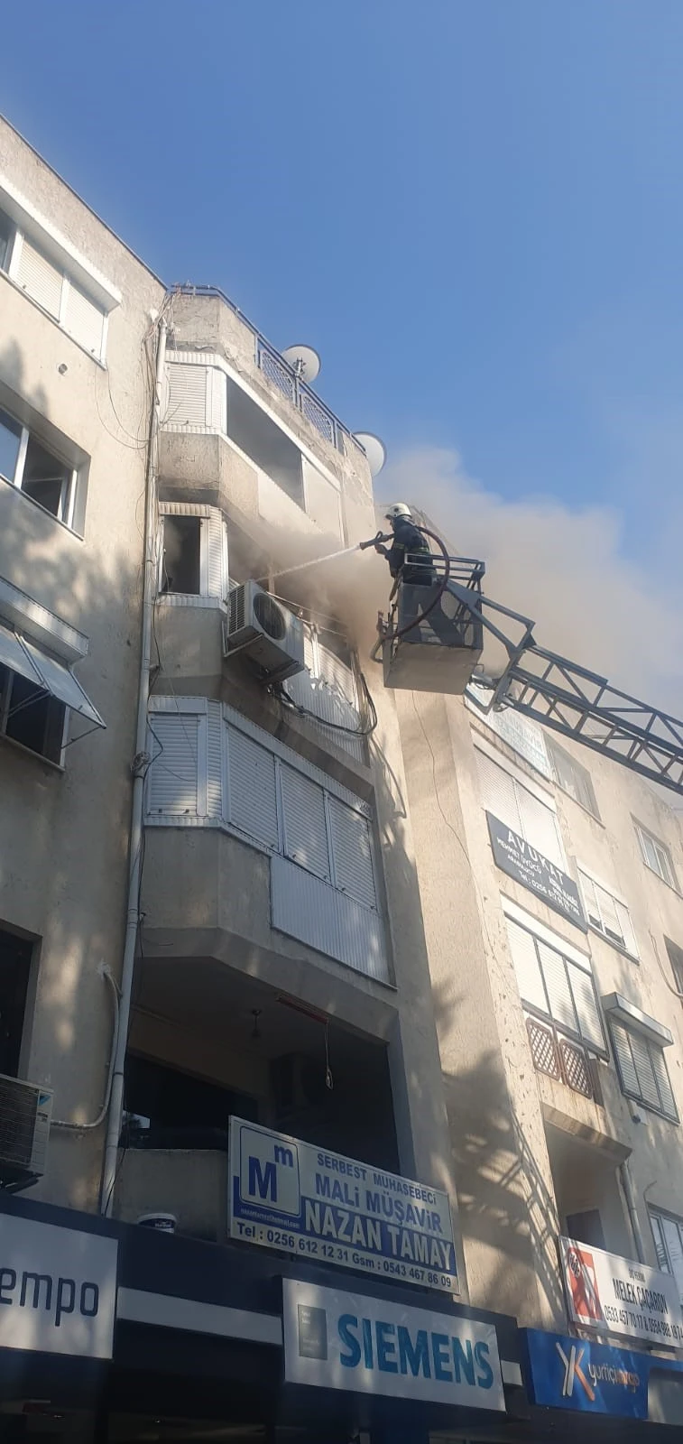 Binadaki yangında mahsur kalanları itfaiye kurtardı
