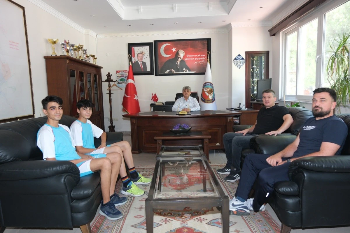 Milli takım kampına davet edilen sporculardan Başkan Çömden'e ziyaret