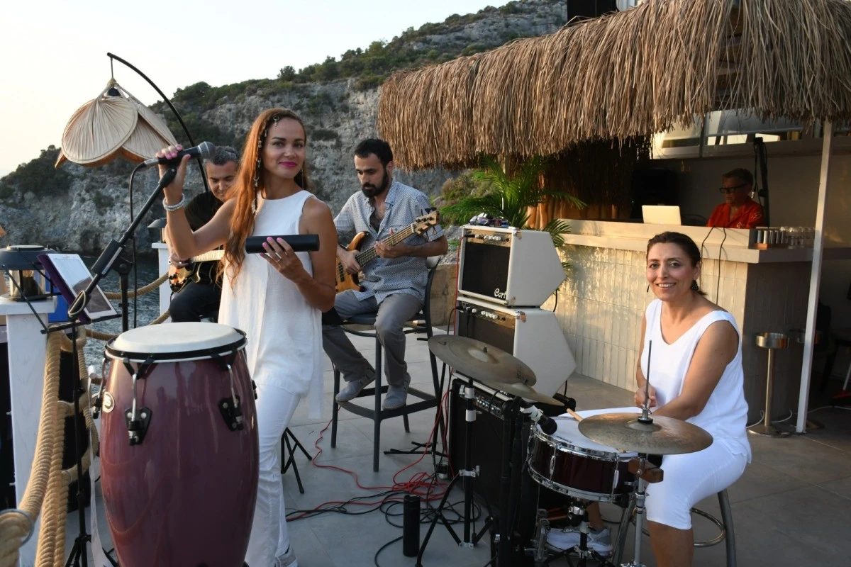 Kuşadası'nda güneşin en güzel battığı yerde caz notaları yükseliyor