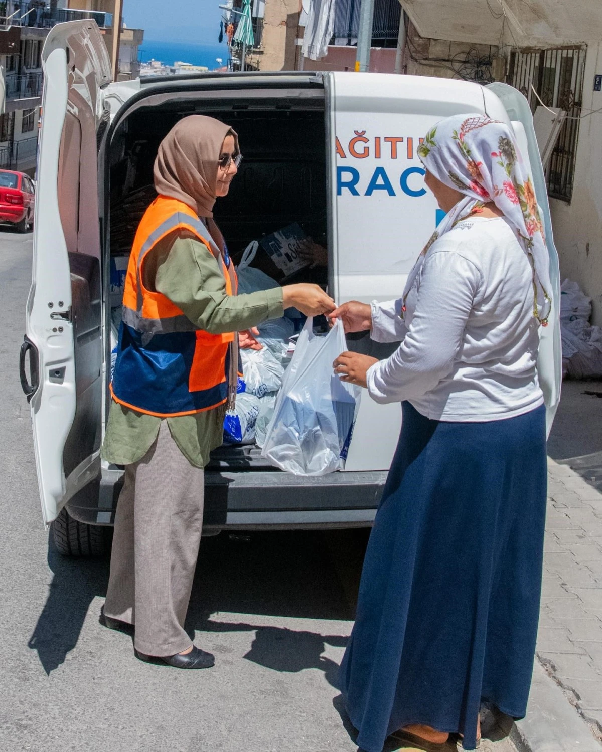 Kuşadası Belediyesi’nin süt desteği ile çocuklar sağlıklı büyüyor