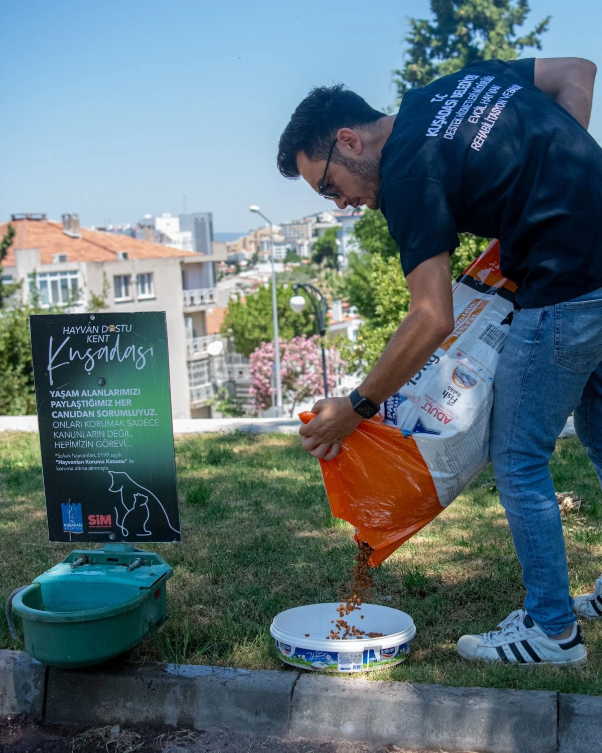 Kuşadası Belediyesi’nden sokak hayvanlarına su ve mama desteği